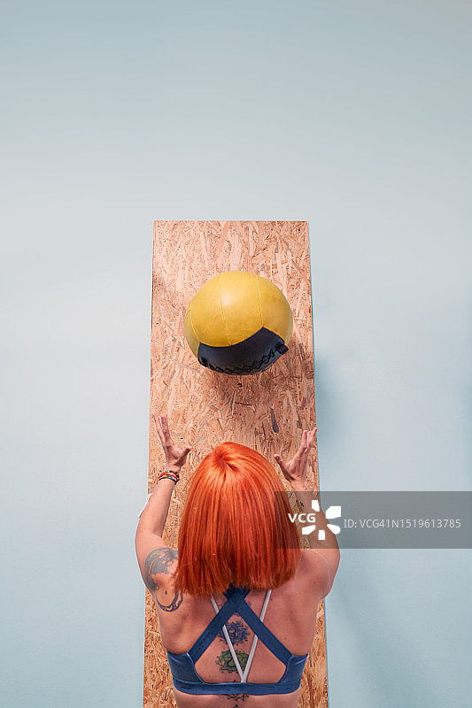 中年妇女在健身房用健身球锻炼图片素材