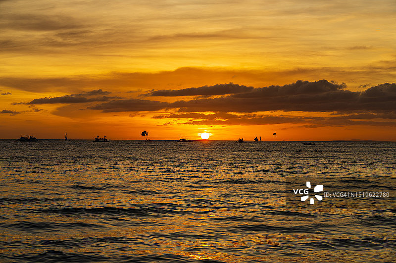 菲律宾长滩岛的白色沙滩日落图片素材