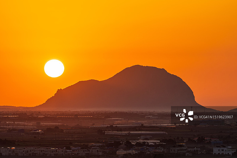 济州岛西归浦市安德面山房山的日出图片素材