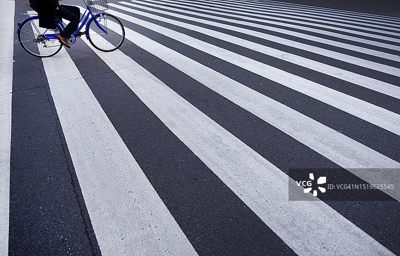自行车过马路图片素材