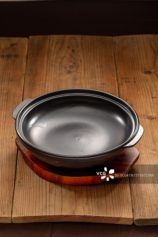 木桌上的锅图片素材
