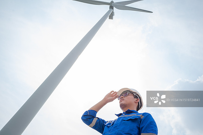电气工程师检查和处理风力发电厂电力站的技术问题图片素材