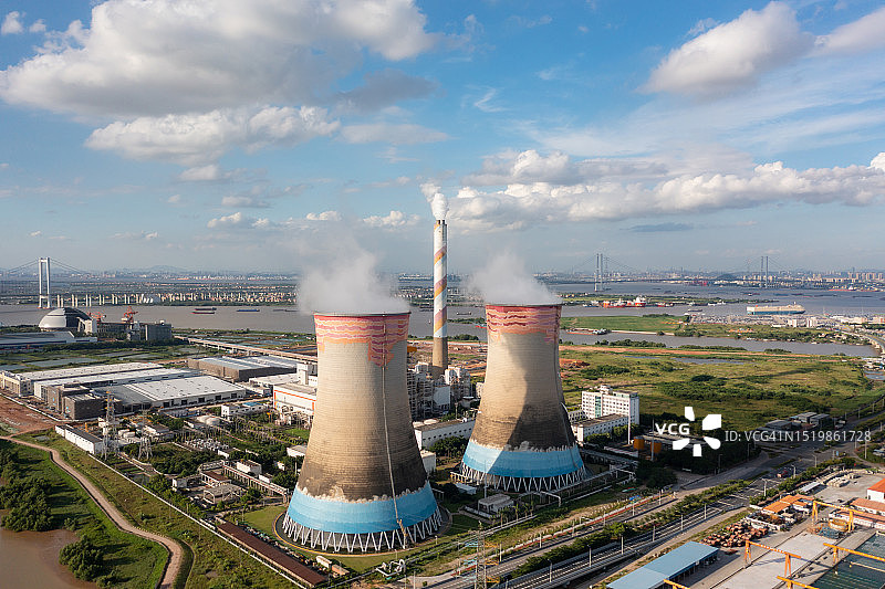 蓝天下火力发电厂的烟囱和冷却塔图片素材