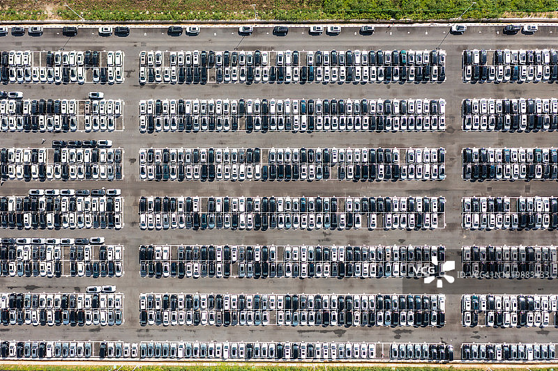 停满电动汽车的户外停车场图片素材