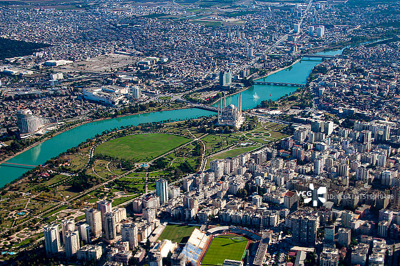 塞伊汉河沿岸的阿达纳市两岸风光图片素材