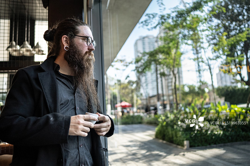 中年男人在咖啡店沉思图片素材