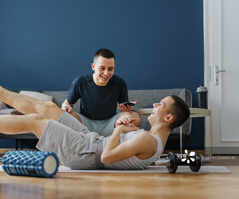 一起做家庭锻炼的快乐双胞胎兄弟图片素材