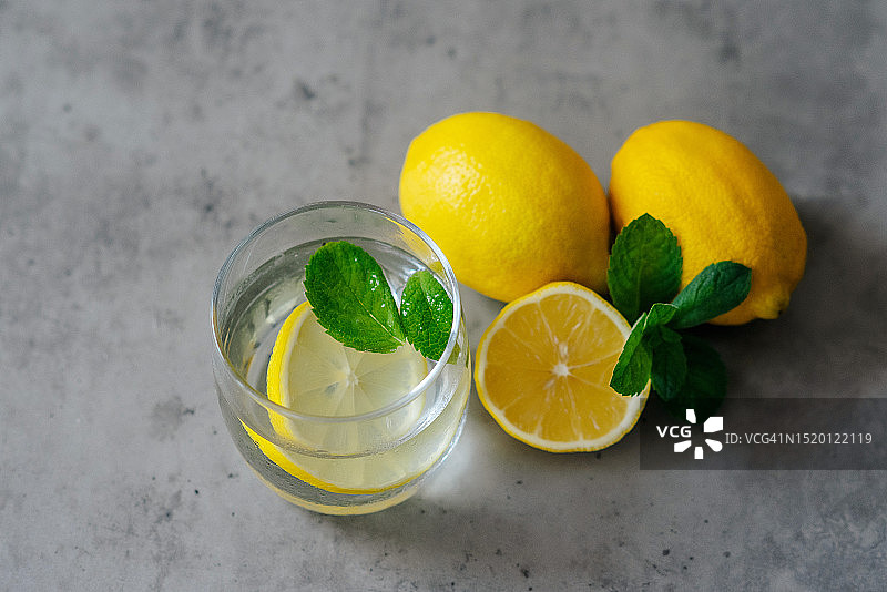 桌上柠檬水饮品特写图片素材