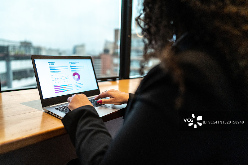 办公室笔记本电脑上的设备屏幕显示财务计划图片素材