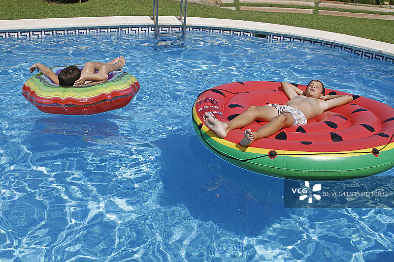 孩子们在泳池里放松身心图片素材