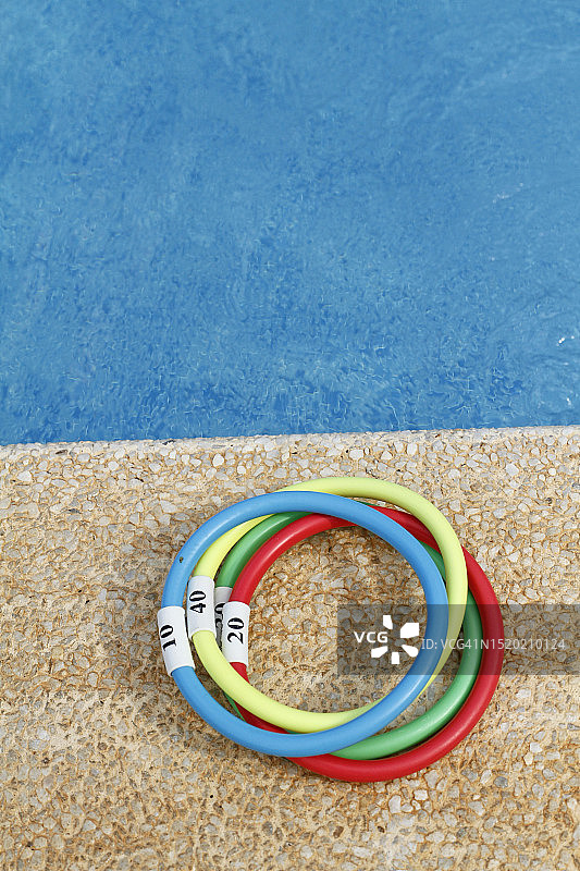 泳池边的救生圈图片素材