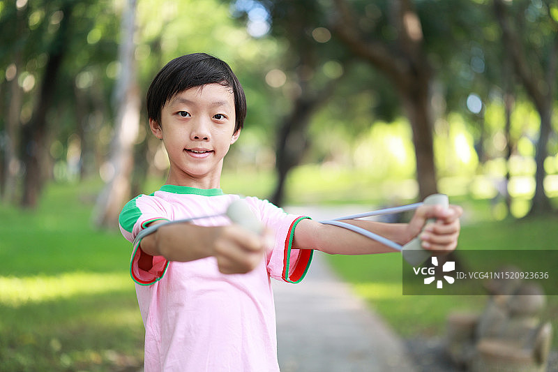 男孩用阻力带训练图片素材