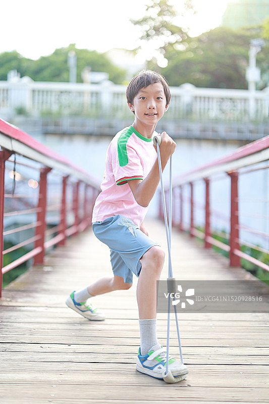 男孩用阻力带训练图片素材