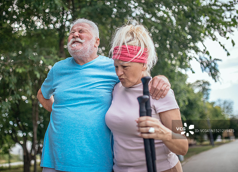 年长的活跃男人在公园锻炼时受伤图片素材