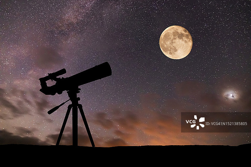 星空和月亮背景下的望远镜，业余天文观测与太空探索图片素材