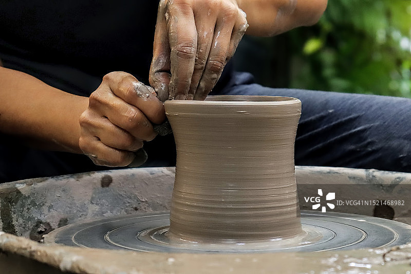 年轻女子休闲陶艺制作图片素材