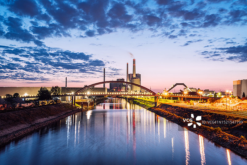 德国曼海姆附近最大的燃煤发电厂的黄昏景色图片素材