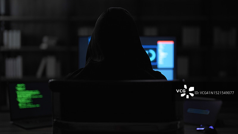 戴兜帽男人编写病毒入侵系统图片素材