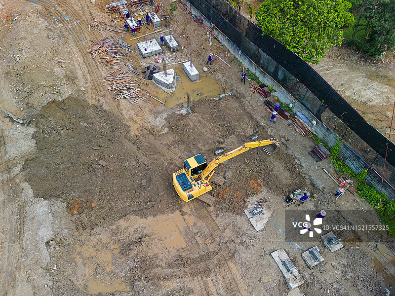 金属加固的整体基础航拍：新建场地上的混凝土桩基础图片素材