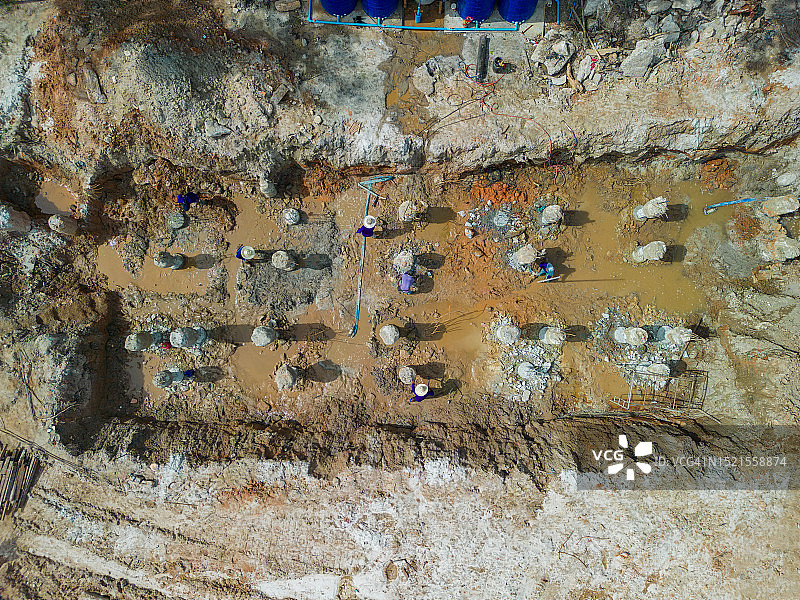 金属加固的整体基础航拍：新建场地上的混凝土桩基础图片素材