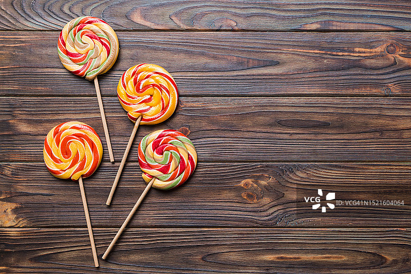 彩色背景上的彩色棒棒糖合集：夏季、生日派对或简约概念图片素材