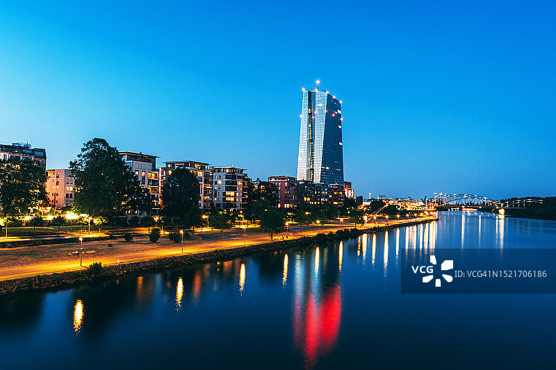 德国法兰克福欧洲中央银行大楼黄昏景色图片素材