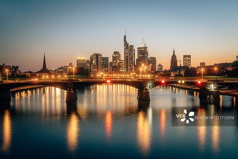 德国法兰克福蓝色时刻的天际线图片素材