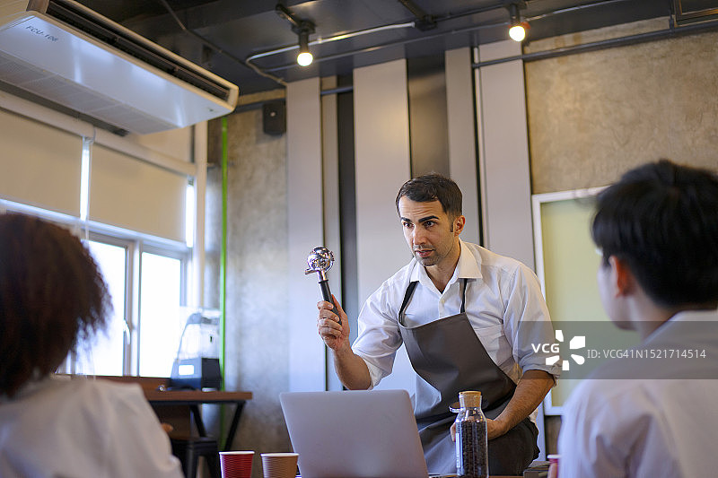 学生参与机器人手臂项目图片素材