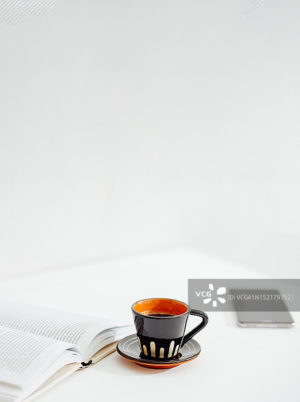 白色桌子上的黑咖啡杯图片素材