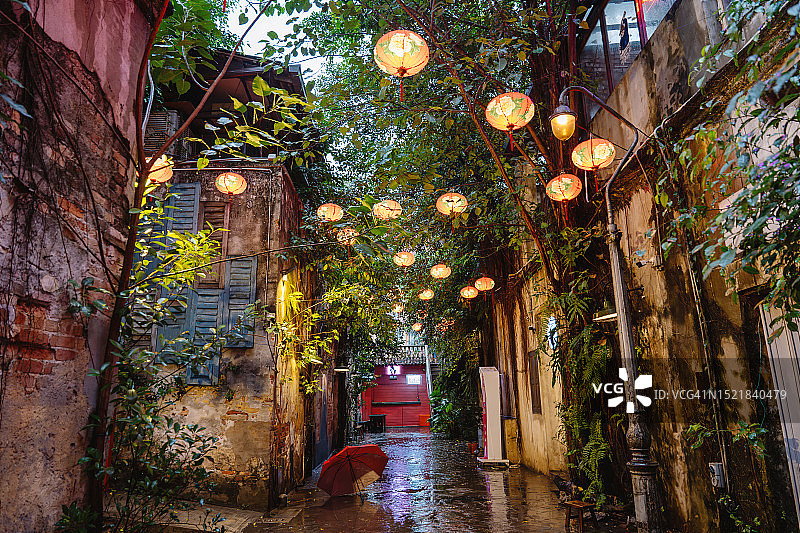 挂满中国红灯笼的街道小巷图片素材