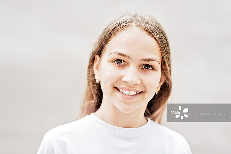 穿着休闲服装，脸上画着乌克兰国旗的11岁可爱女孩面部肖像图片素材