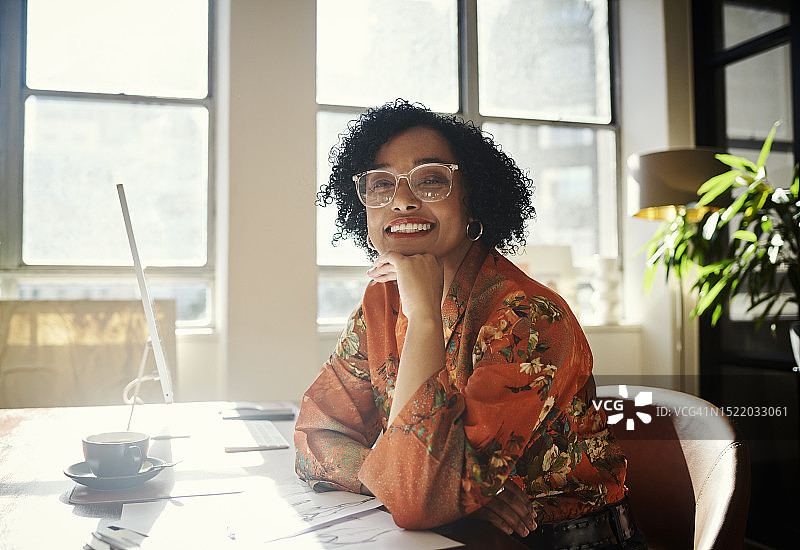 设计师在电脑前微笑（附文案空间）图片素材