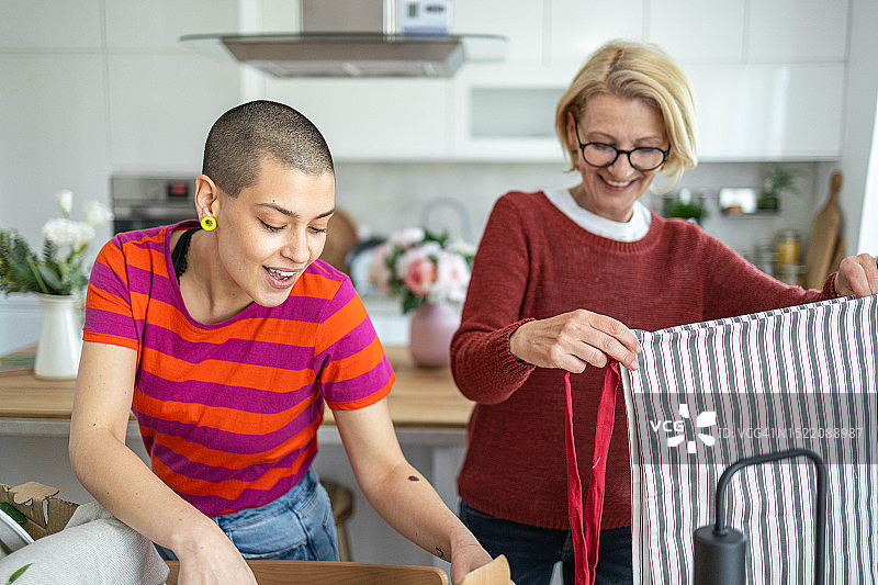 打包搬家正当时图片素材