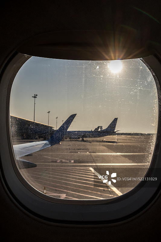 从飞机舷窗看到的布鲁塞尔机场景色图片素材