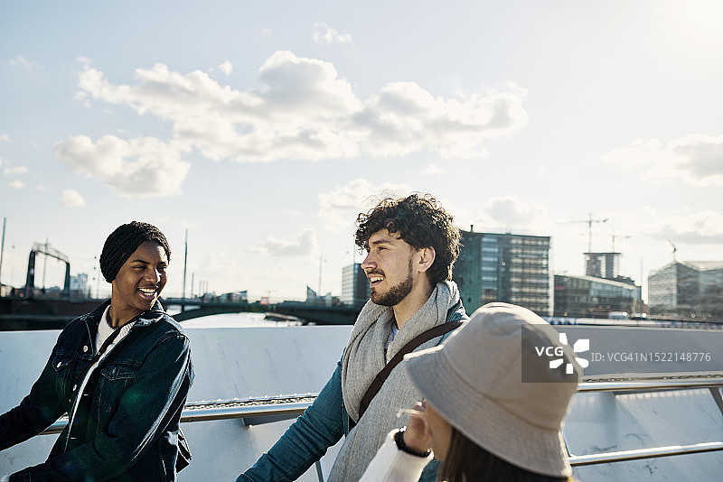 自行车爱好者：年轻人在城市中骑行图片素材