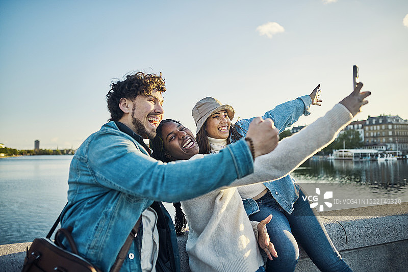 在一起更好：一群多种族的朋友在哥本哈根市享受他们的时光图片素材