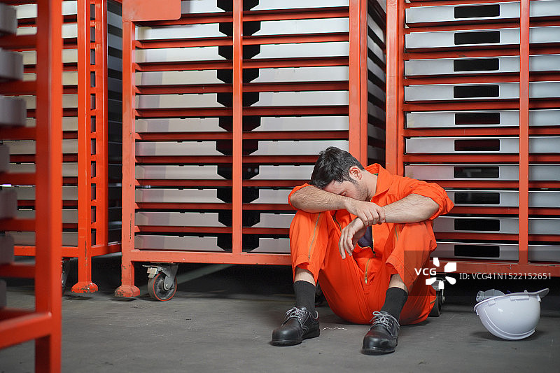 正在休息并感到疲惫的男工人图片素材