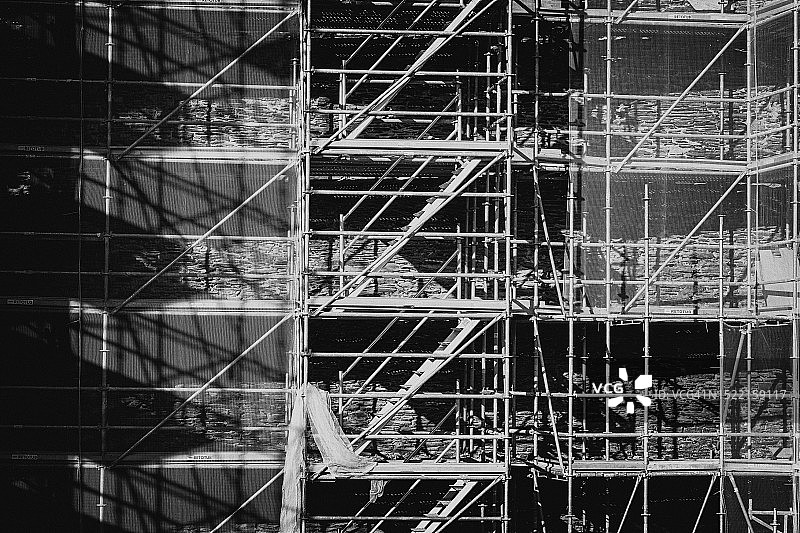 建筑工地上的城市脚手架图片素材