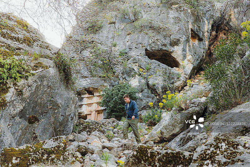 男人在土耳其森林中探索古代城市遗址的侧视图图片素材
