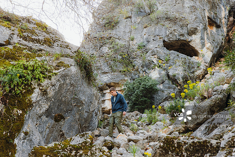 男人在土耳其森林中探索古代城市遗址的侧视图图片素材
