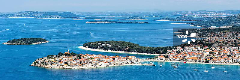 克罗地亚普里莫斯滕半岛地中海假日全景图片素材