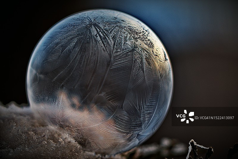 捷克共和国，田野上的水晶球特写图片素材