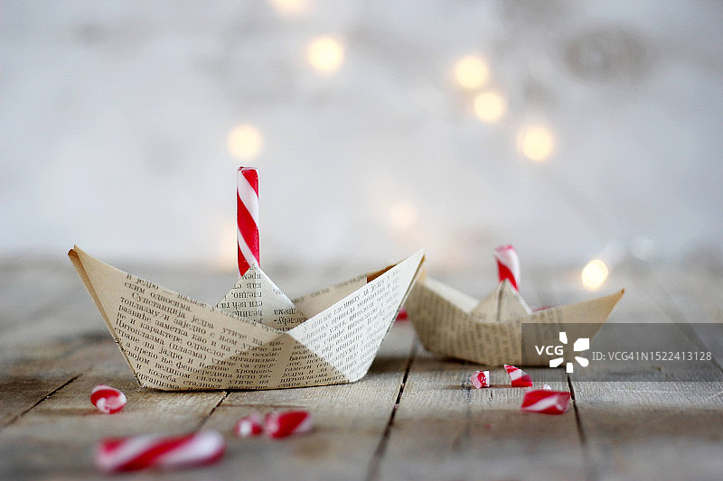 克罗地亚桌上的纸船特写图片素材
