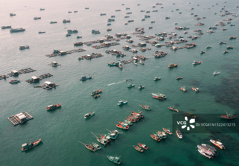 越南海域的船只俯视图图片素材