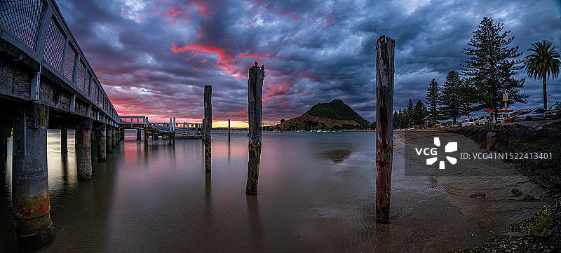 新西兰芒格努伊山购物中心，夜间河流与天空的景色全景图片素材