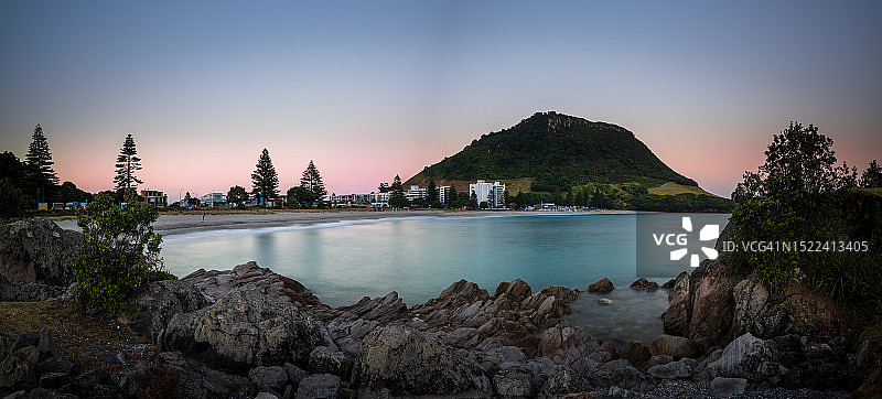 新西兰丰盛湾日落时分的海景图片素材
