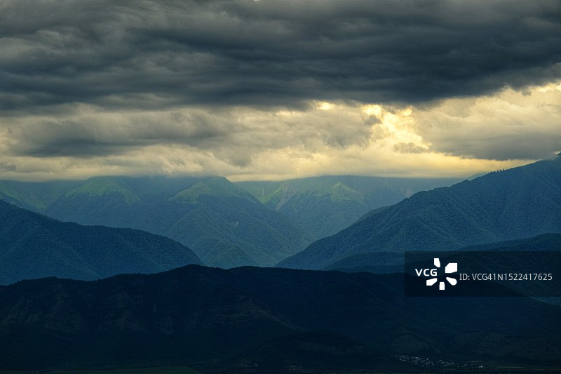 多云的天空衬托着群山的美景图片素材