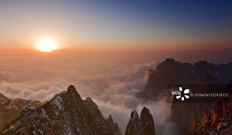 日落时分，黄山映衬天空的全景图片素材