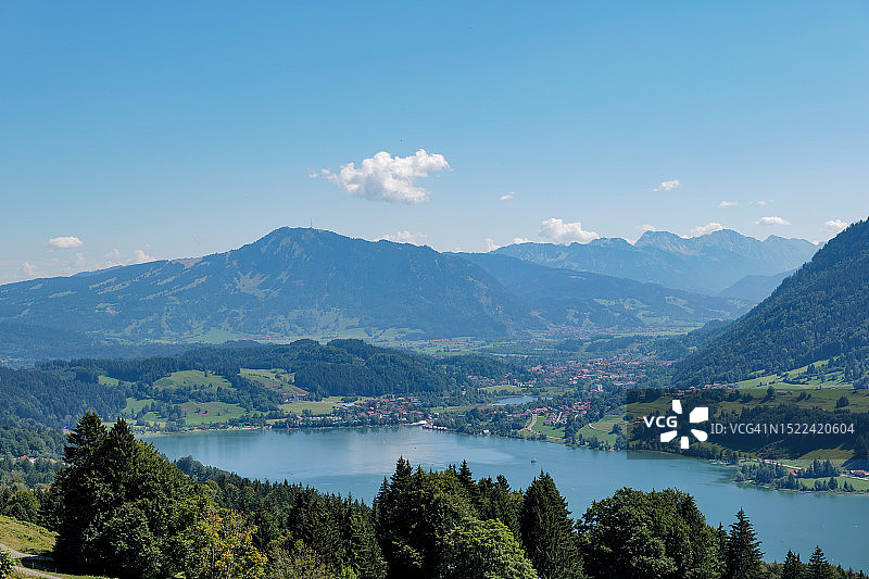 湖光山色与天空相映成趣图片素材