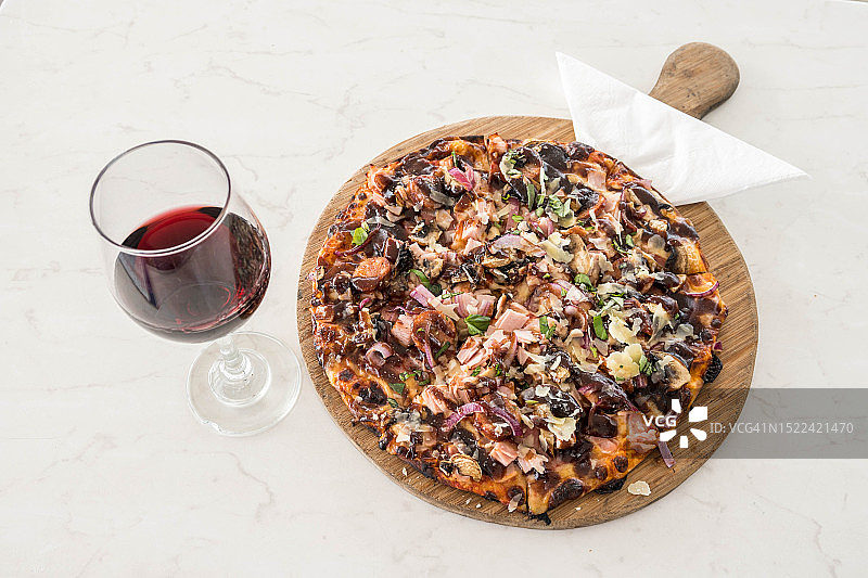 餐桌上披萨的高角度视角图片素材